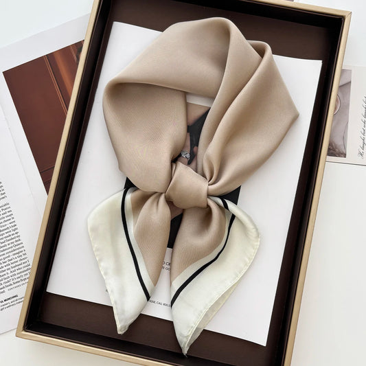 Foulard carré en satin à fleurs