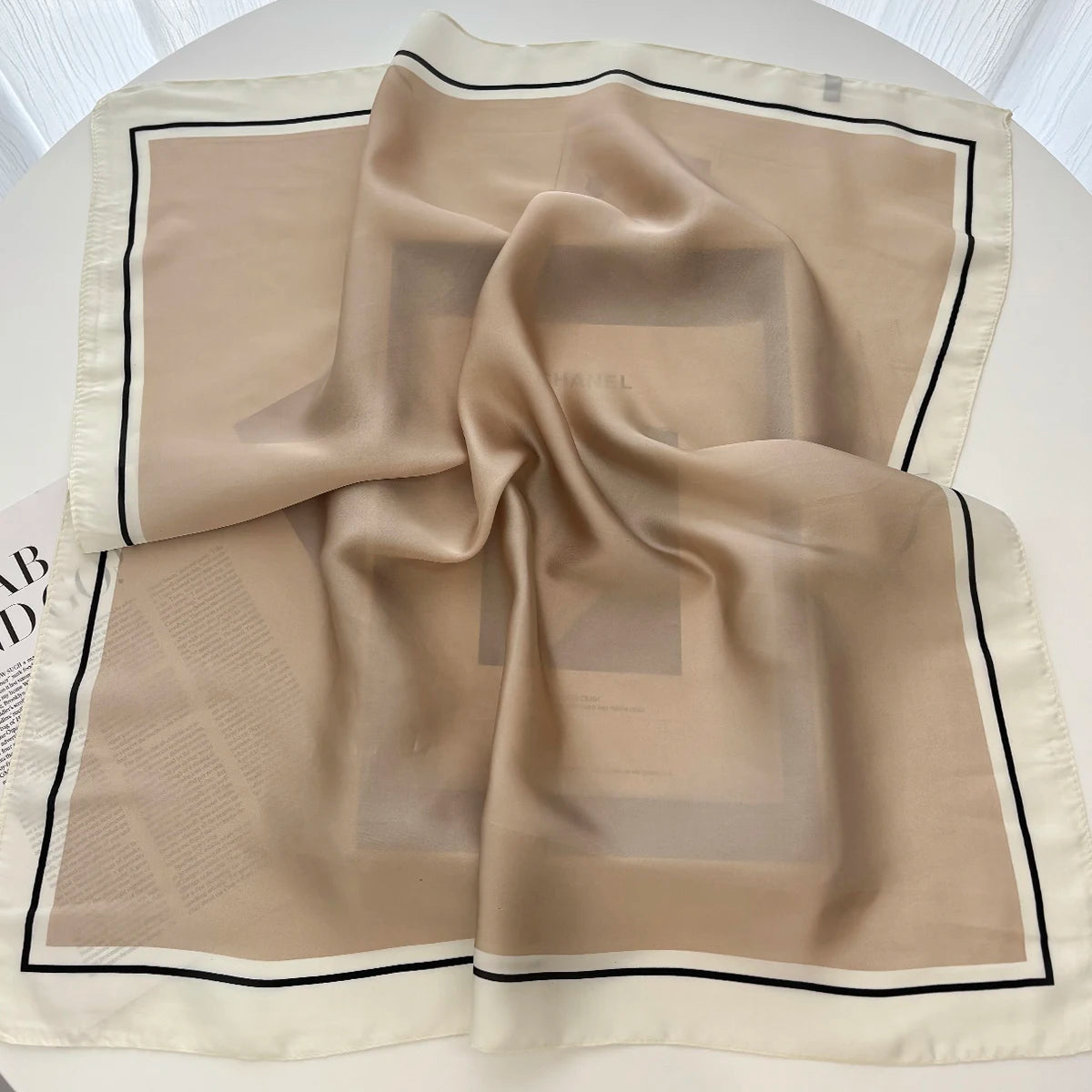 Foulard carré en satin à fleurs