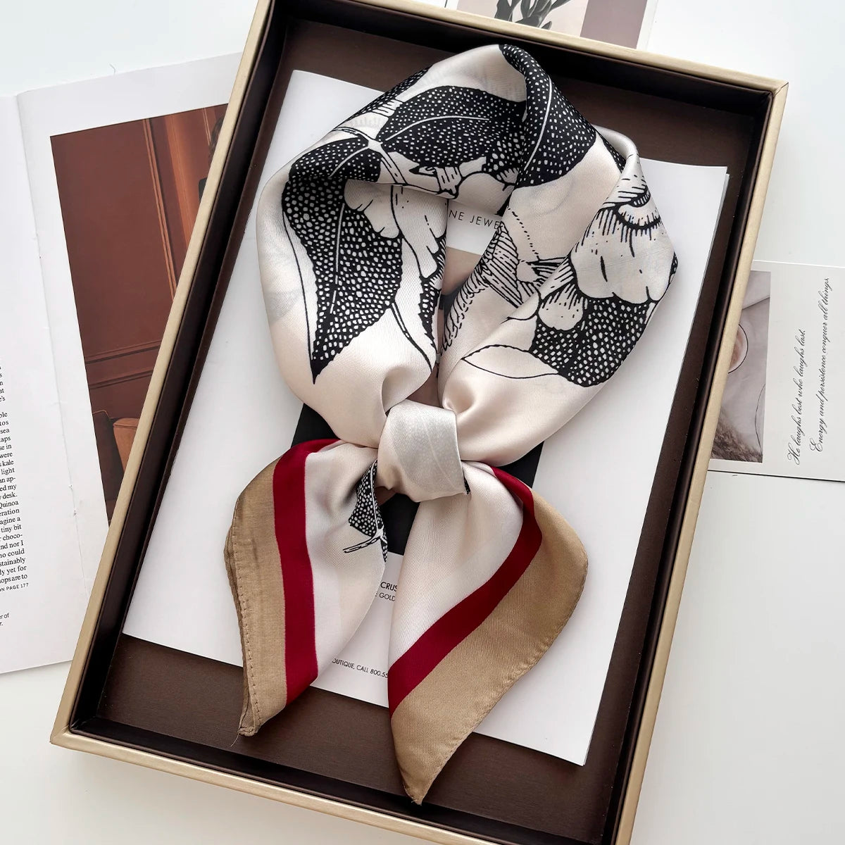 Foulard carré en satin à fleurs